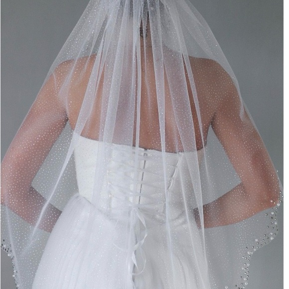 Elegant White Wedding Veil - Picture 4 of 7